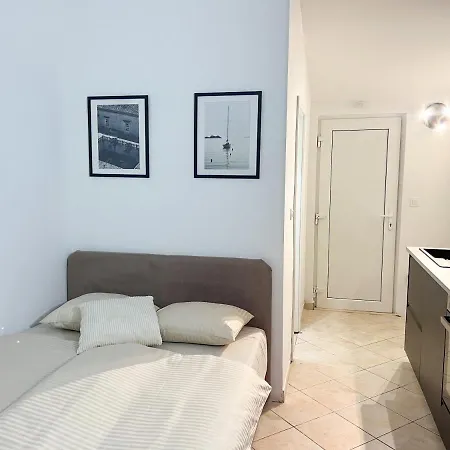 Apartman Black N' White *